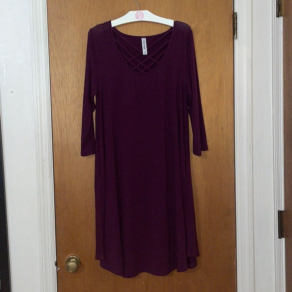 •ZENANA PREMIUM• BURGUNDY STRAPPY FRONT 3/4 SLEEVES DRESS IN SIZE MEDIUM - Picture 3 of 6